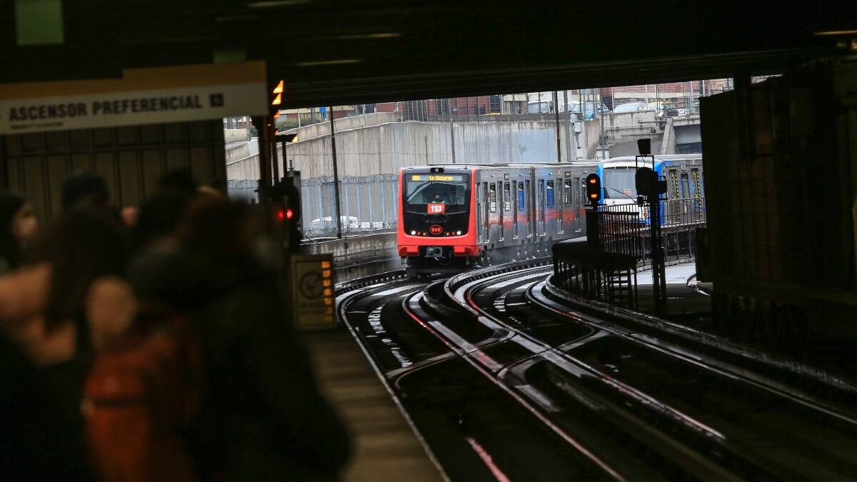 Metro de Santiago anuncia cambio de horario tras modificación del Toque de Queda
