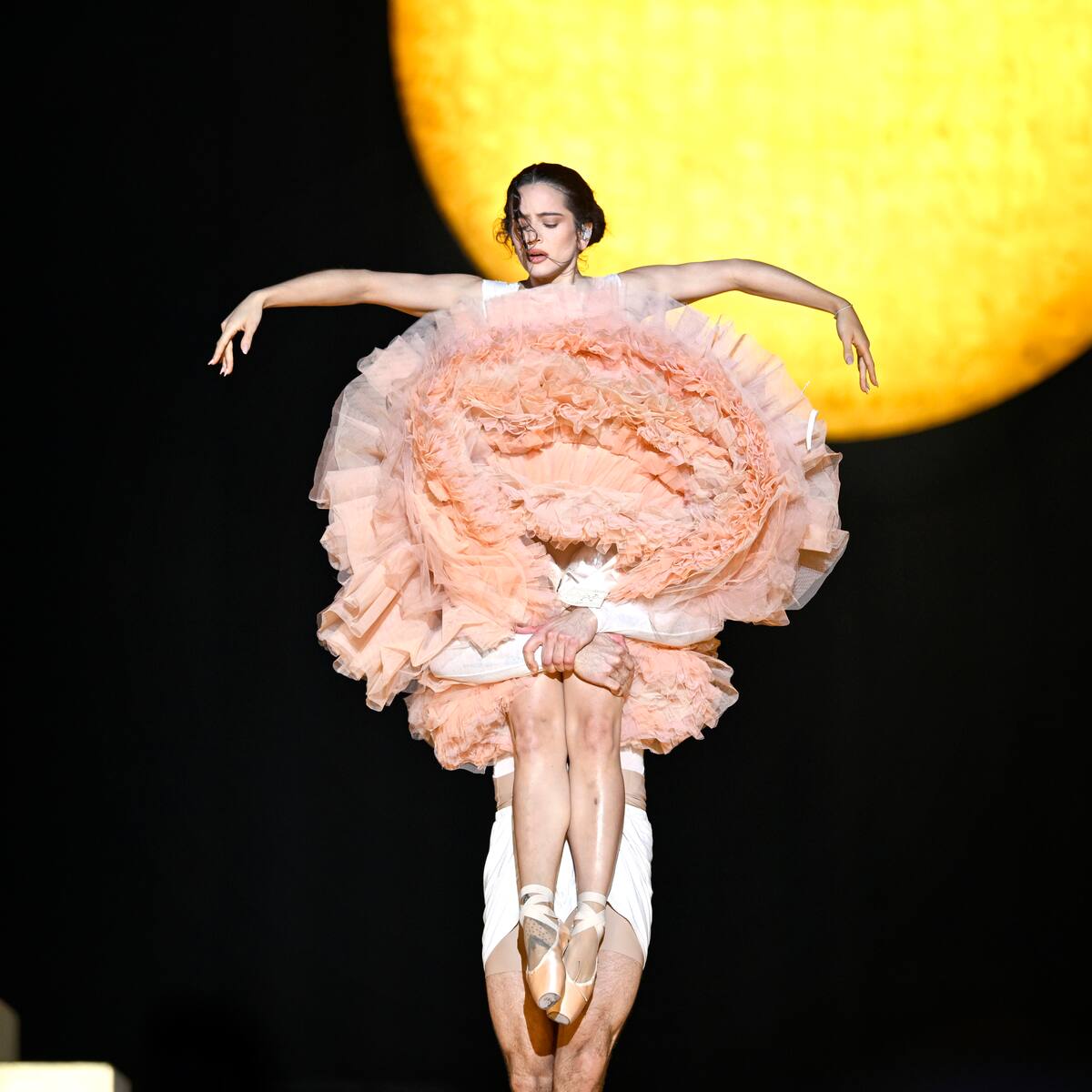 Por razones de salud: Rosalía se ve forzada a detener su concierto en Milán