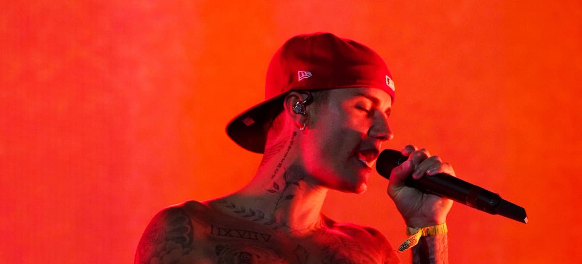 Justin Bieber actúa junto a Daniel Caesar en el escenario Coachella durante el Festival de Música y Arte del Valle de Coachella 2022, el 15 de abril de 2022, en Indio, California. Kevin Mazur/Getty Images para Coachella