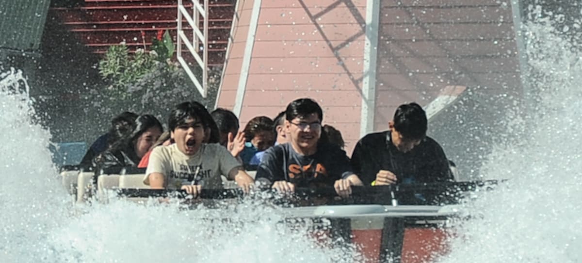21 de diciembre de 2023 / SANTIAGO
En el marco de una alianza que perdura desde hace cuarenta años, Fantasilandia, el mayor parque de diversiones de Chile, invita a acogidos de las fundaciones Hogar de Cristo y Ciudad del Niño a pasar una mañana cargada de emociones. Cientos de niños, jóvenes, adultos y personas mayores en situación de vulnerabilidad social disfrutan de juegos como Spider, Boomerang, Raptor y Tsunami, cerrando así este 2023 con mucha entretención.
VICTOR HUENANTE / AGENCIAUNO