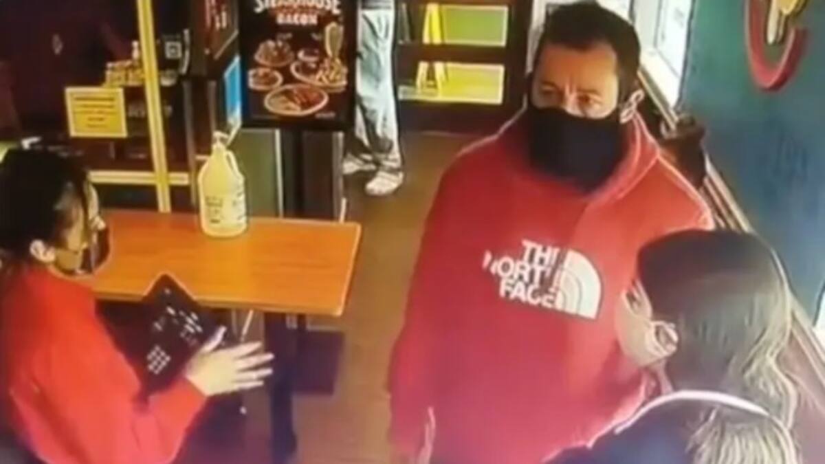 Mesera atendió a Adam Sandler restaurante… ¡y ni cachó que se trataba de él!