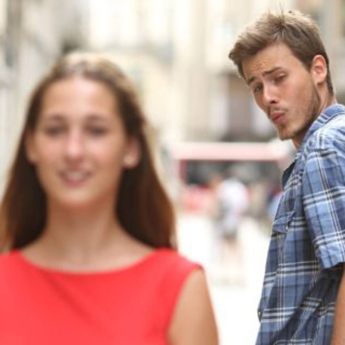 Esta es la historia detrás del famoso meme del “novio distraído”