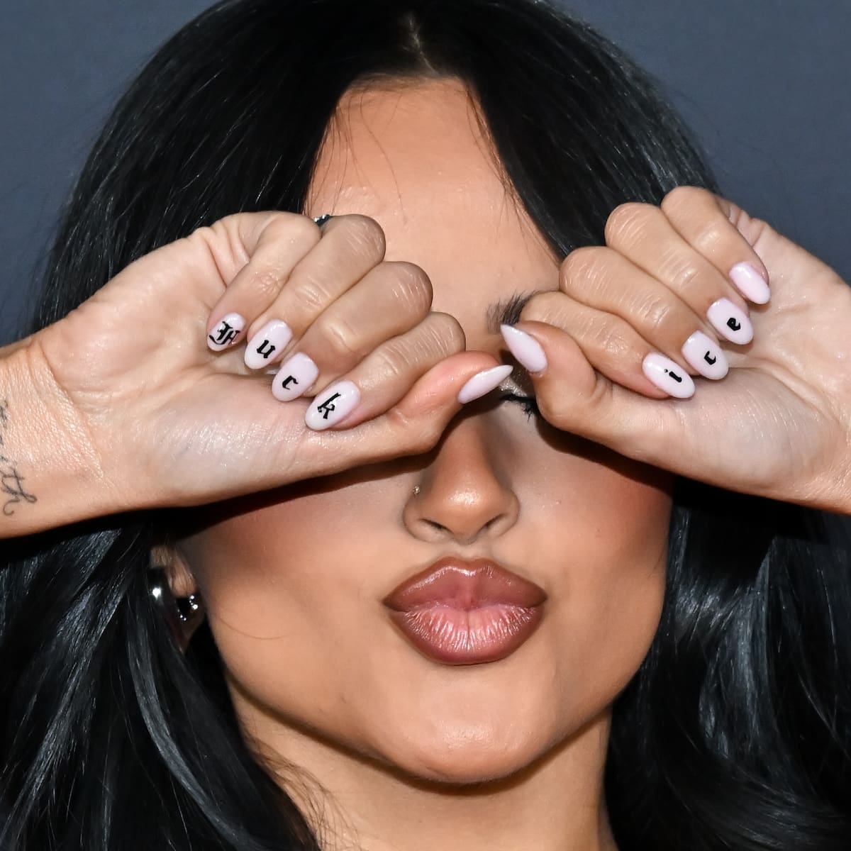Becky G protesta contra ICE en un evento previo a los Grammy 2026
