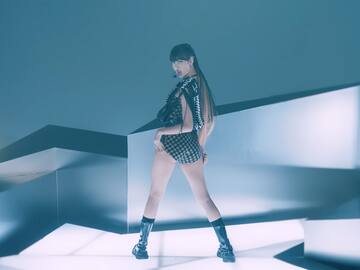 Lisa de BLACKPINK sorprende con video performance de "ROCKSTAR"