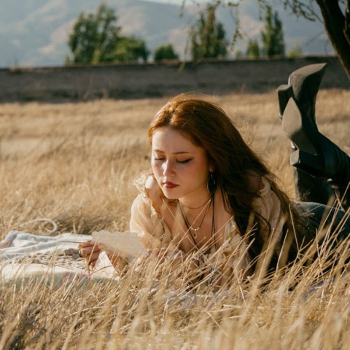 #PonleOreja: Alondra Bravo aterriza en el pop chileno con "nuestro antes", su primera canción