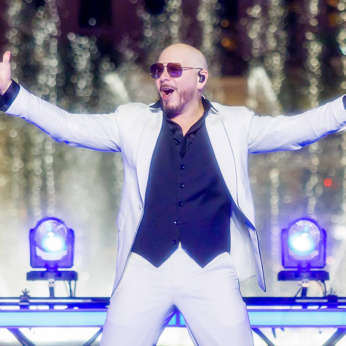 El llamativo récord Guinness que aspira a conseguir Pitbull: El show con mayor cantidad de calvas postizas