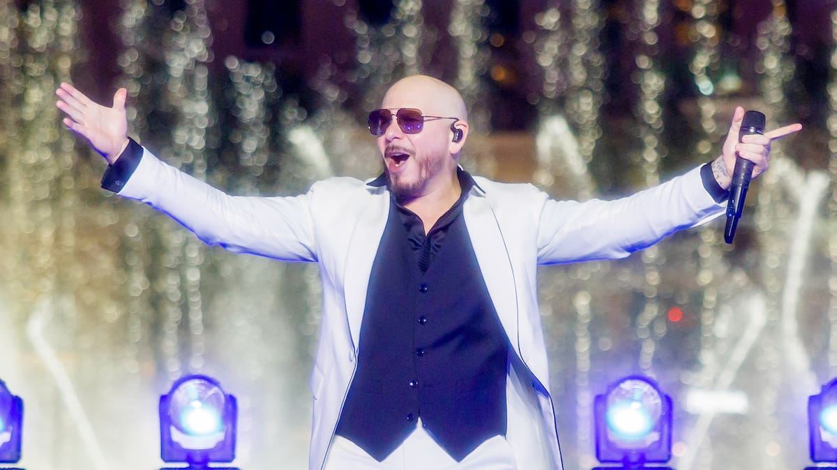 El llamativo récord Guinness que aspira a conseguir Pitbull: El show con mayor cantidad de calvas postizas