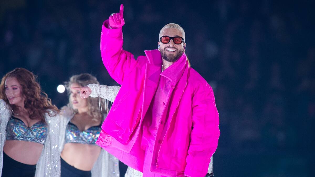 “Se enamoró de su reflejo”: Maluma se pasea con su novia en Grecia y sus fans dicen que son iguales