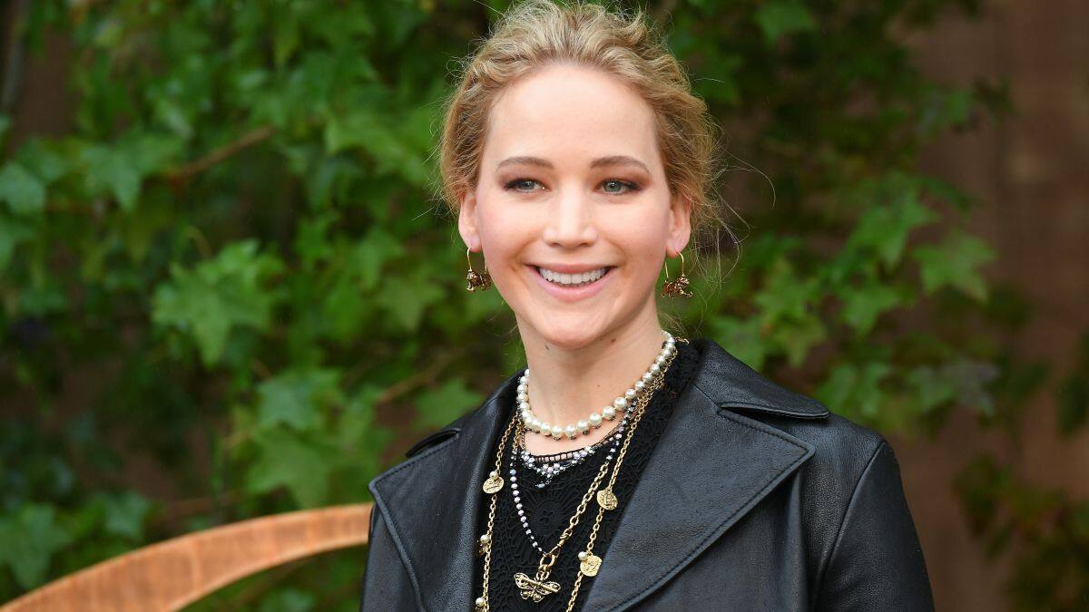 Jennifer Lawrence luce su embarazo en una manifestación proaborto