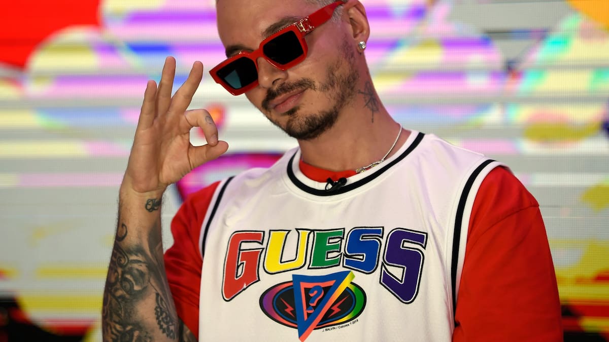 ¡A J Balvin lo confundieron con… él mismo! Mira su divertida reacción