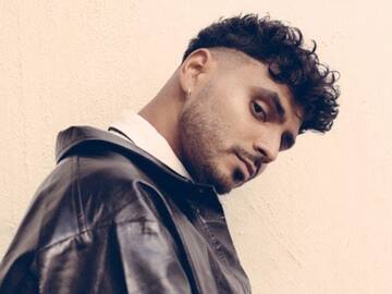 Álvaro Díaz anuncia los sencillos alternos al final de "Sayonara"