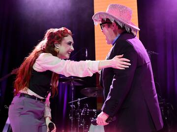 ¡Dúo de estrellas! Chappell Roan y Elton John interpretan juntos “Pink Pony Club”