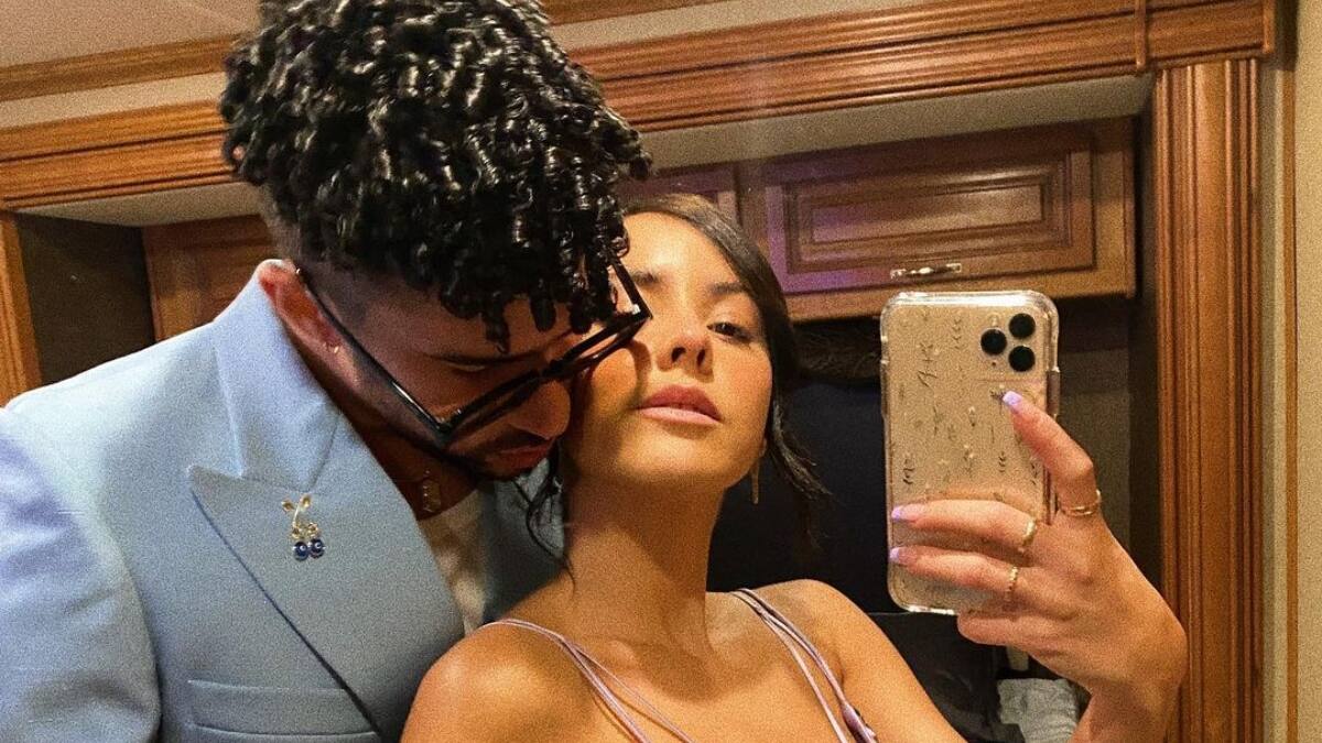 ¡Aaaaw, viva el amor! Bad Bunny besa apasionadamente a su novia en mitad de un concierto