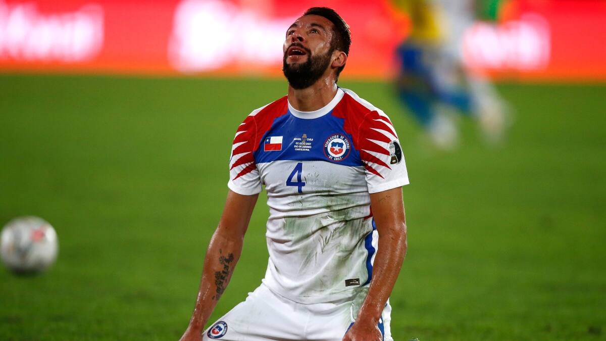 Mauricio Isla fue vinculado románticamente con esta modelo: Futbolista lo negó en sus stories