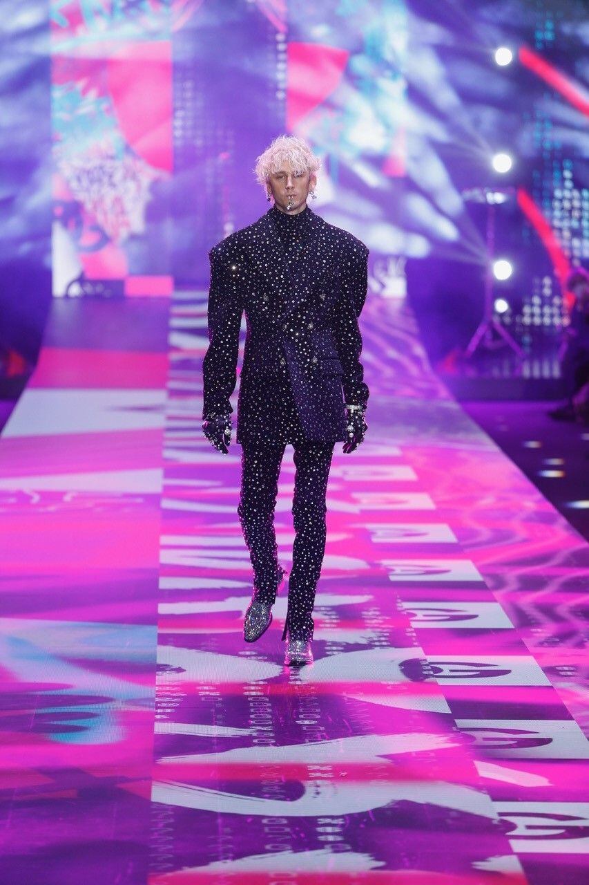 Durante el primer desfile del año, Kells interpretó en vivo sus singles “My Ex’s Best Friend”</strong> y “Bloody Valentine”</strong> mientras los otros modelos recorrían la pasarela, marcando uno de los shows más llamativos de la marca de moda italiana.</span>