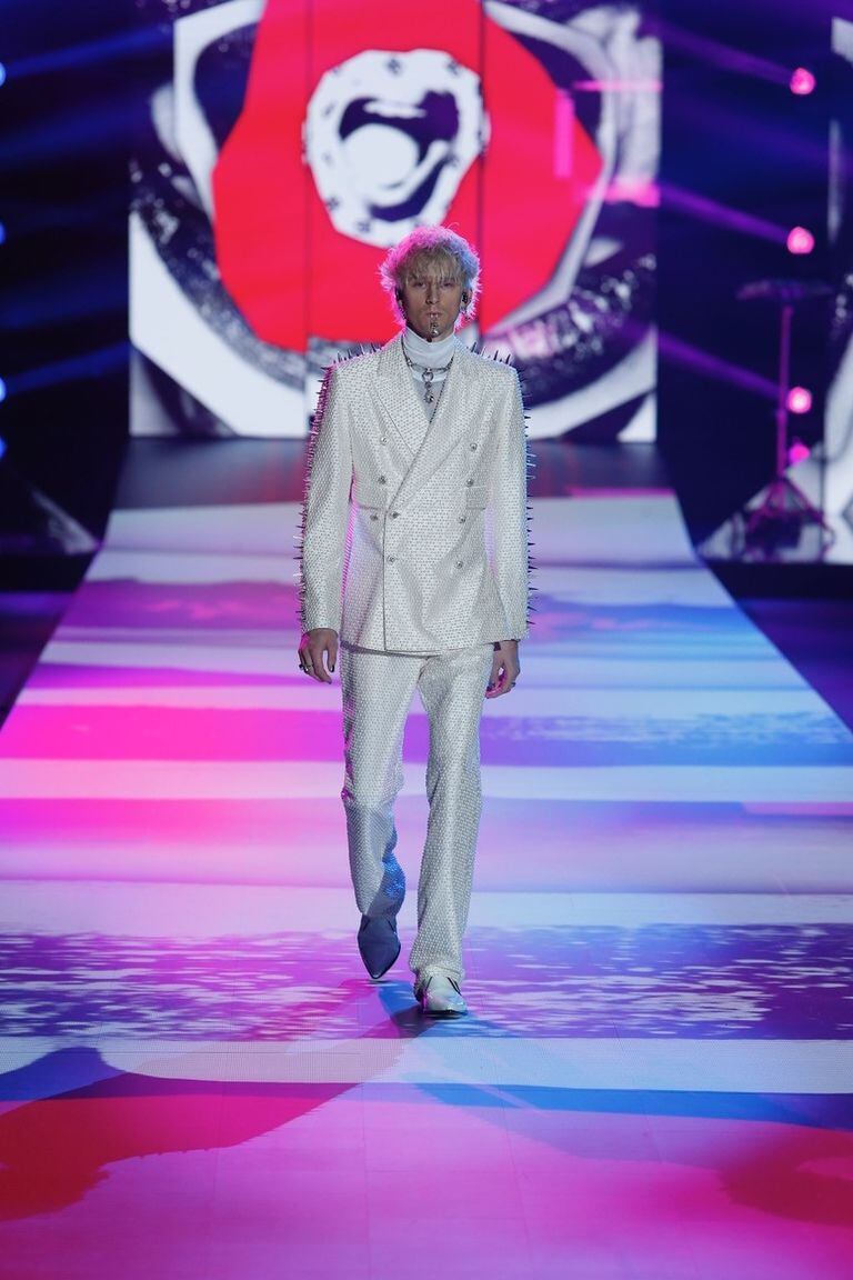 Posteriormente, hizo un cambio completo al vestir un traje cruzado oscuro cubierto de cristales. Para completar su look, lo acompañó con una botas metálicas brillantes y piercings plateados.</span>