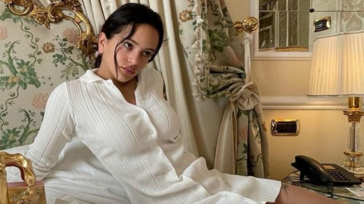 Rosalía sorprendió a sus seguidores con su cartera: Tiene diseños de órganos sexuales
