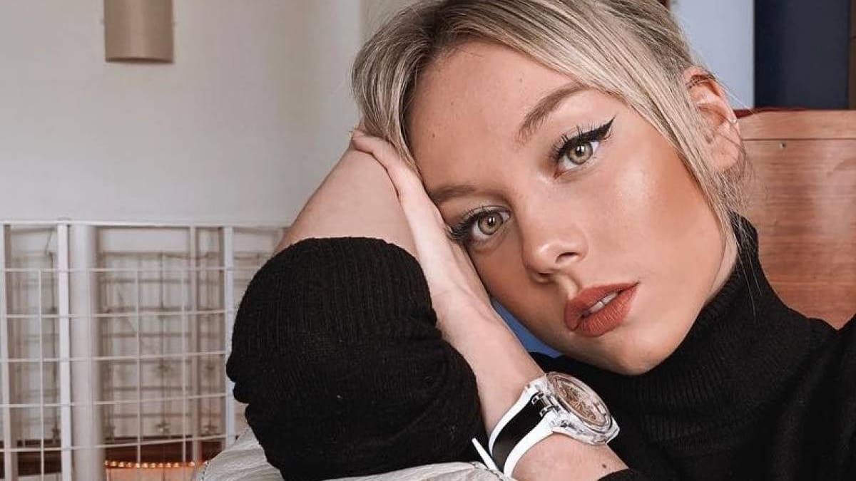 ¡AMO! Ester Expósito cumplió 21 años y lo celebró con una foto de su niñez