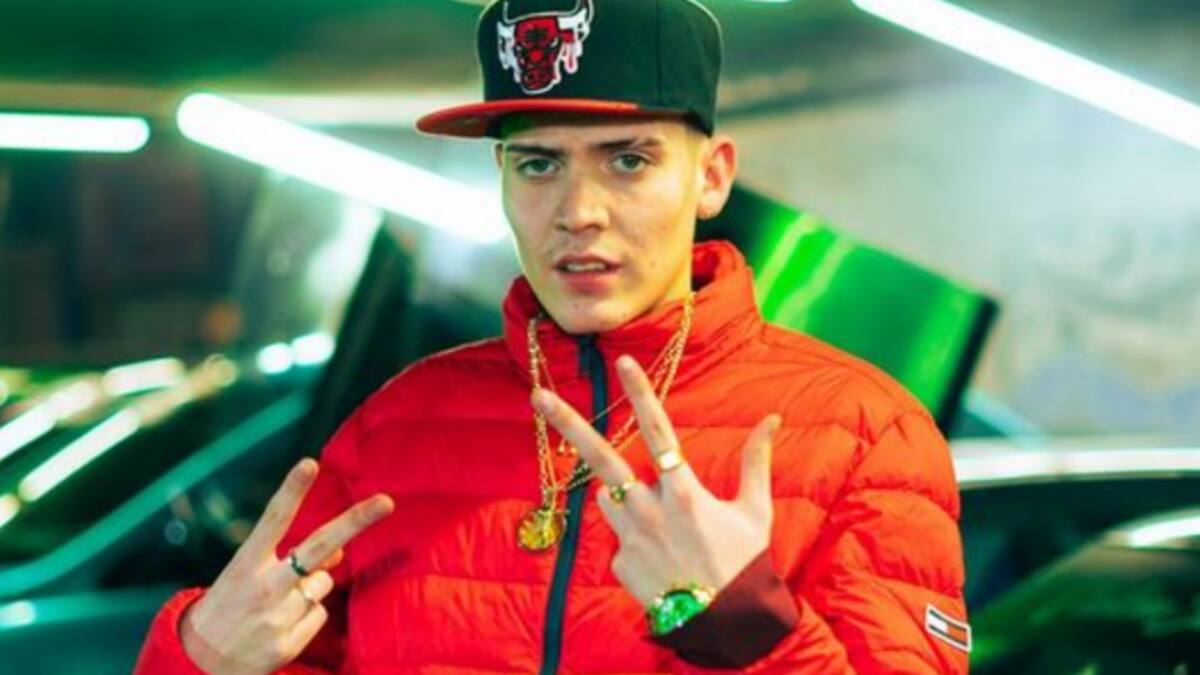 ¡Junto amigos y su novia! Marcianeke celebró así el triunfo de Gabriel Boric