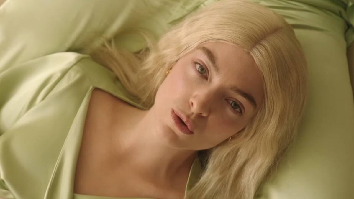 Lorde lanza su nuevo videoclip «Mood Ring» luciendo un resplandeciente rubio