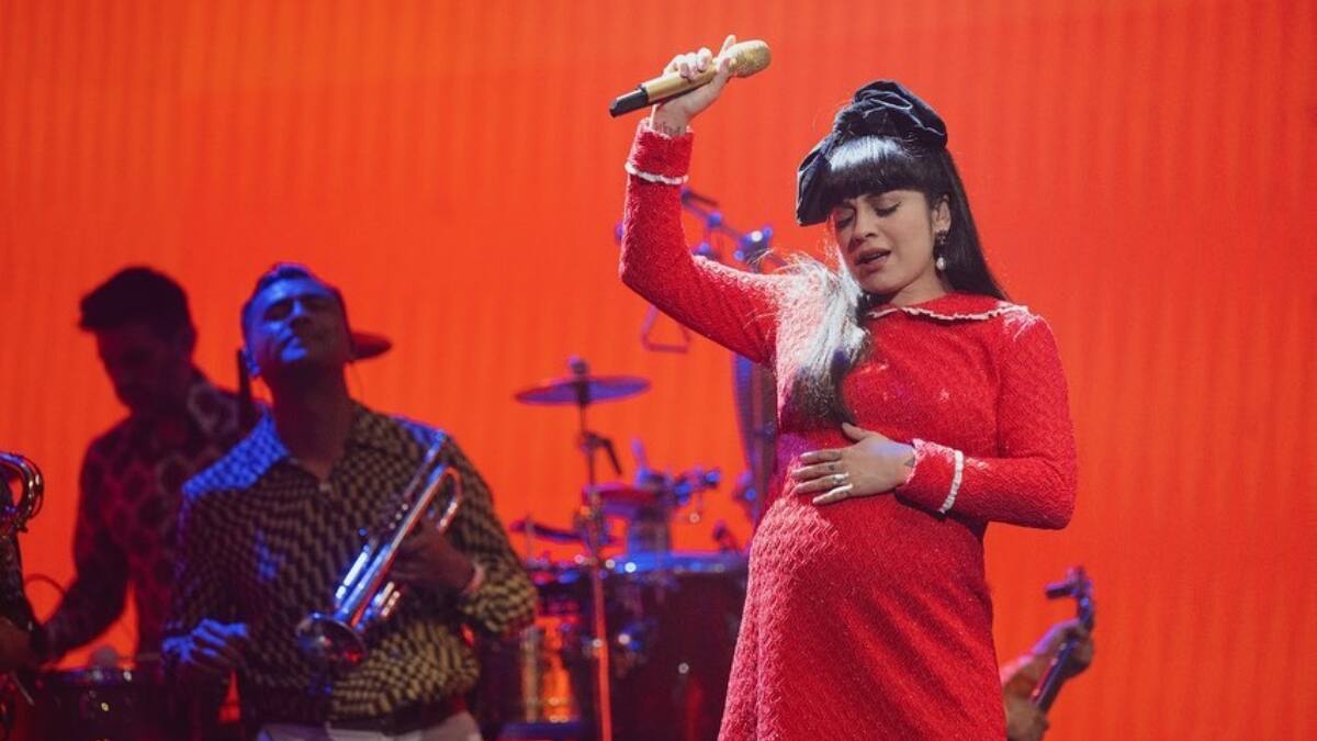 Mon Laferte revela inconveniente por su embarazo en la previa de un show
