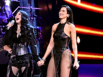 Dua Lipa y Cher deslumbran cantando una versión de "Believe" juntas