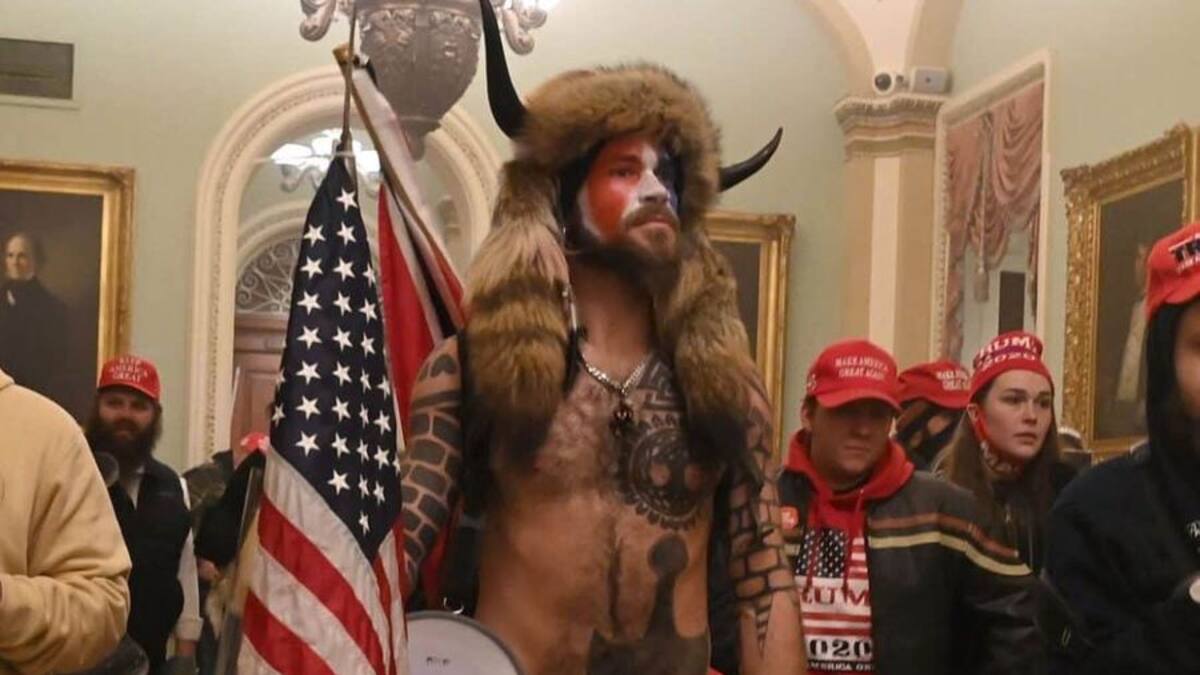 Jake Angeli: la piteada historia detrás del «Wlliam Wallace» que atacó el Capitolio