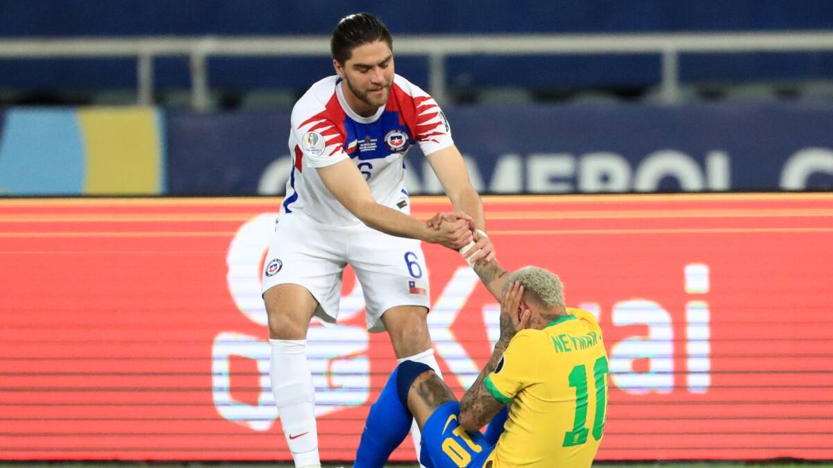 Francisco Sierralta sale lesionado en caída de Watford y enciende las alarmas en La Roja