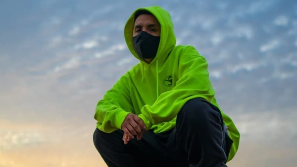 Familiares y compañeros de Portavoz informan que el cantante continúa en estado grave