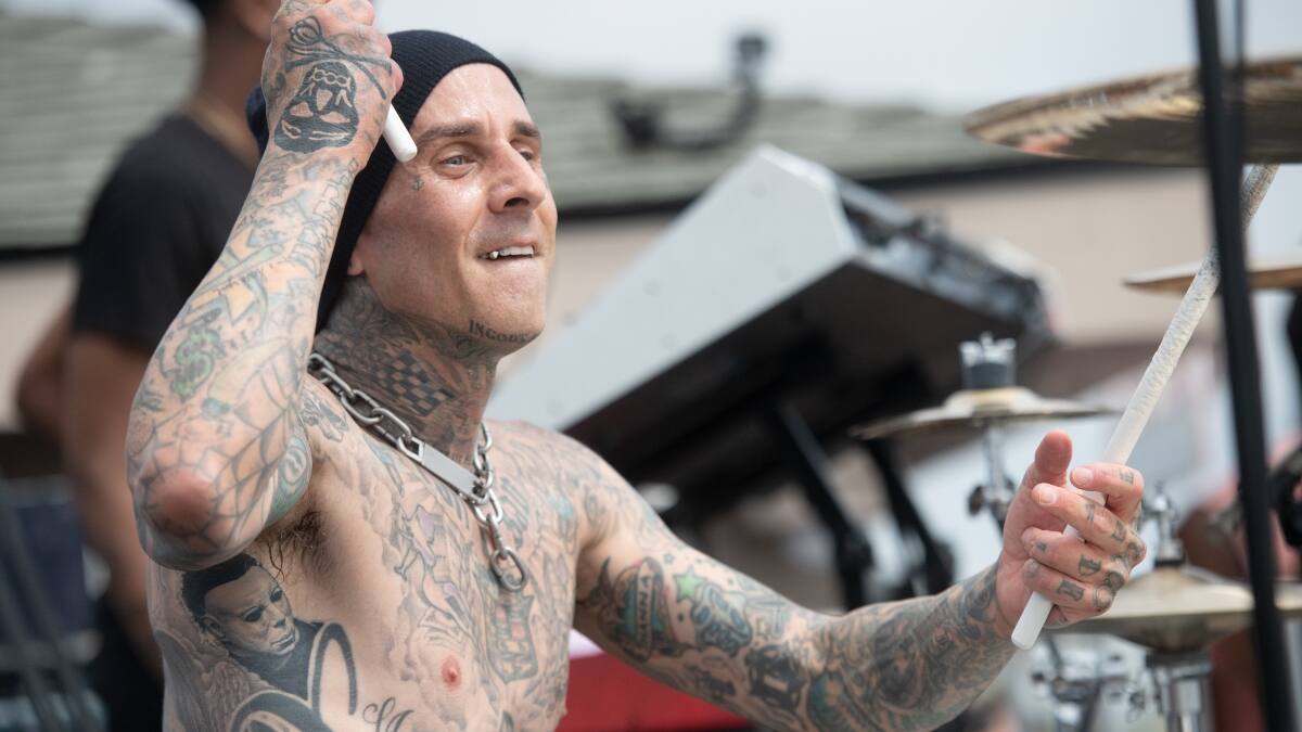 Travis Barker de Blink-182 volvió a subirse a un avión tras 13 años de trágico accidente sufrido: Esta fue la razón