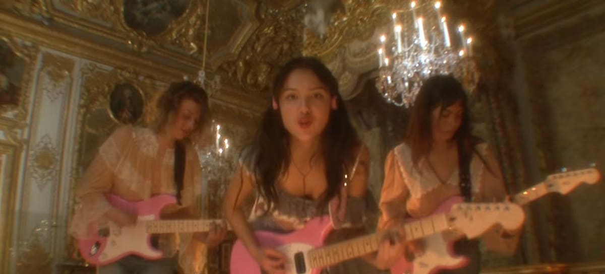 CL - Olivia Rodrigo en "Drop Dead"