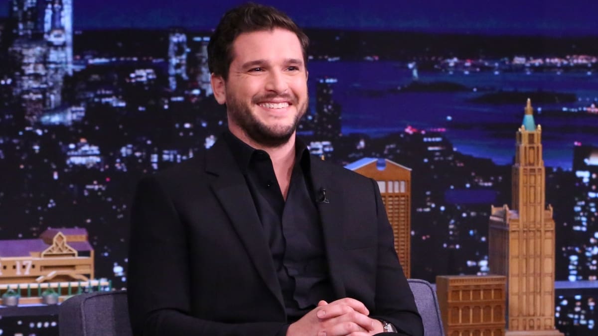 ¡Sabes bailar «Jon Snow»! El actor Kit Harington muestra el baile que hace para entretener a su hijo