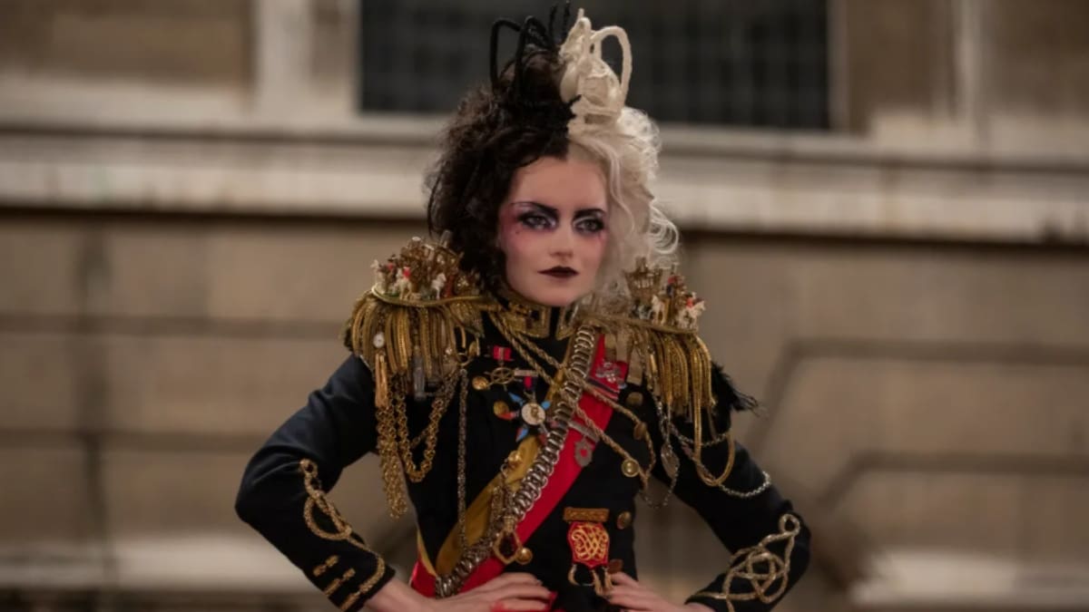 ¡La villana con más estilo! El vestido de Cruella se hizo con más de 5 mil pétalos cosidos a mano