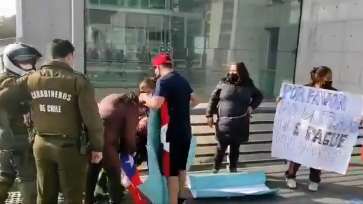 Mujer intenta quemarse a lo bonzo tras manifestación fuera del Centro de Justicia