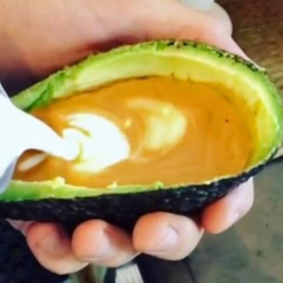 Los hipsters ahora usan la palta como taza de café
