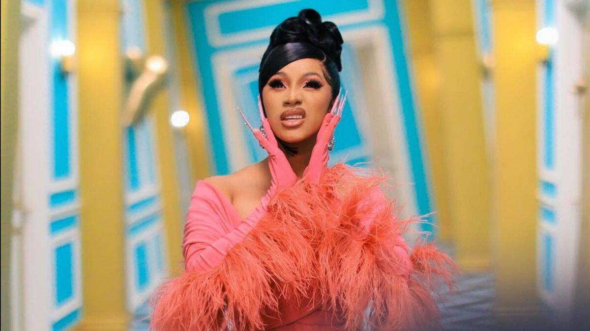 Cardi B asegura que Dios la hizo «rica y famosa» porque no sabe «cómo ser dueña de casa»