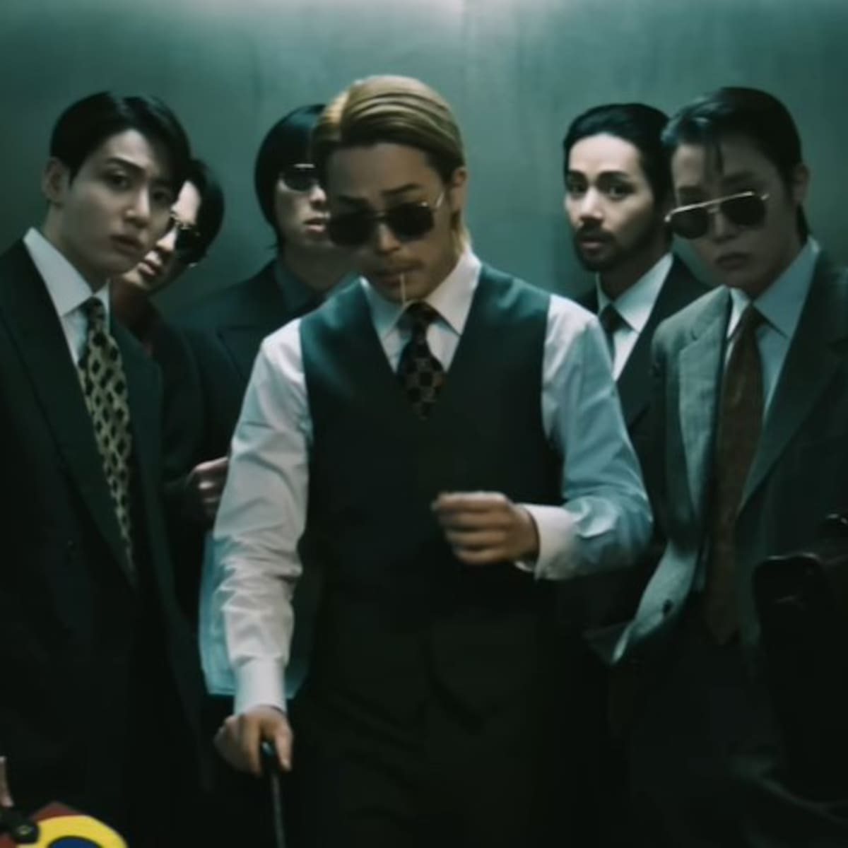 BTS muestra su faceta más audaz y rinde tributo a un clásico del cine surcoreano en "2.0"