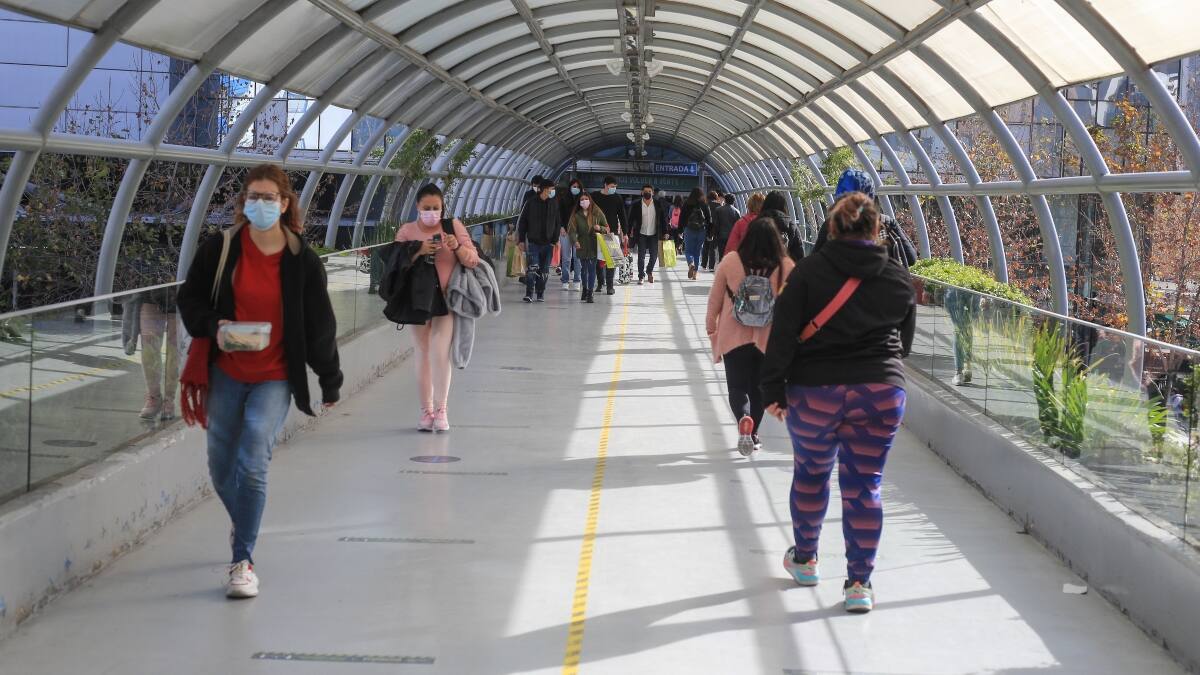 Minsal informa que todas las comunas de la Región Metropolitana retroceden a Fase 3