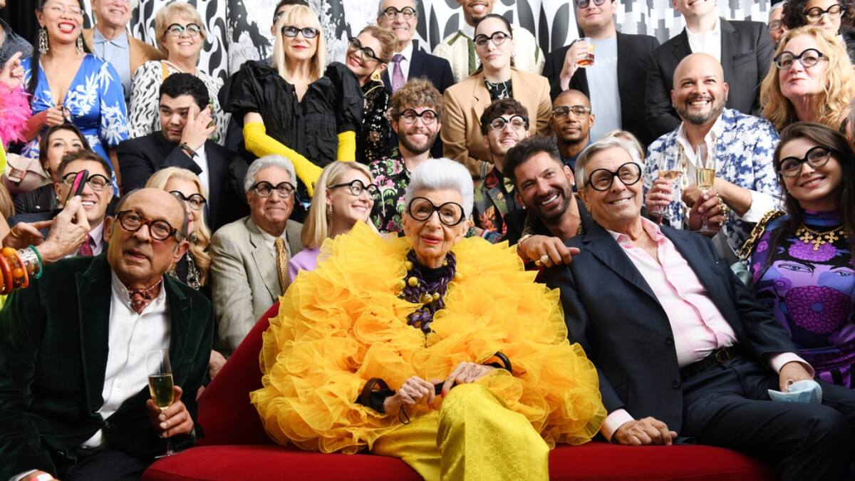 ¿Quién es Iris Apfel, la influencer de moda que cumplió 100 años?