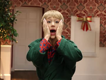 Con un giro inesperado: Ariana Grande sorprende parodiando a "Mi Pobre Angelito" en SNL