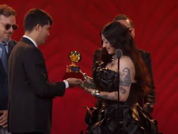 Mon Laferte gana "Mejor Álbum de Música Alternativa" en los Premios Grammy Latinos 2024: "Por suerte tenemos la música"