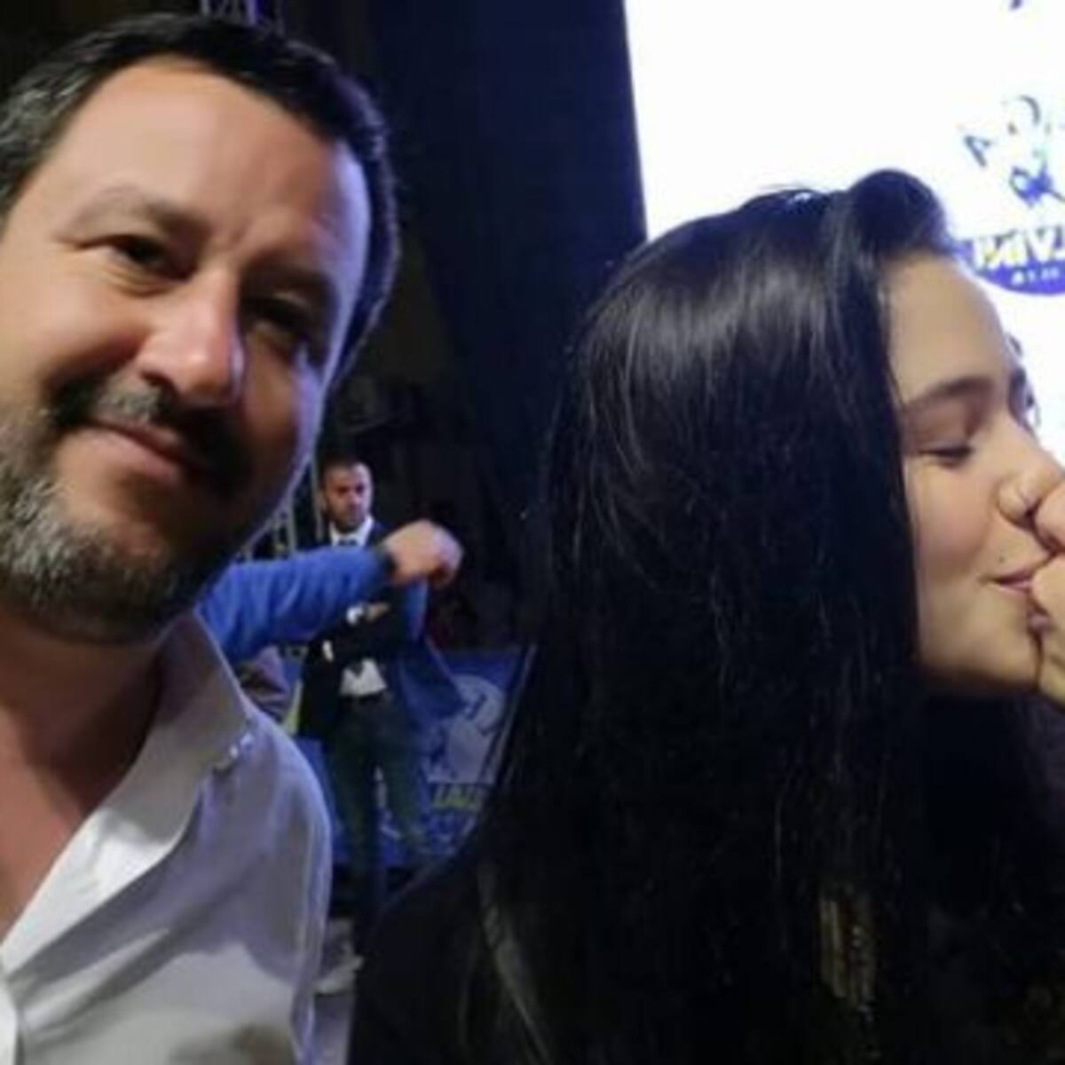 Ellas le pidieron una selfie a político homofóbico y se besaron en su cara