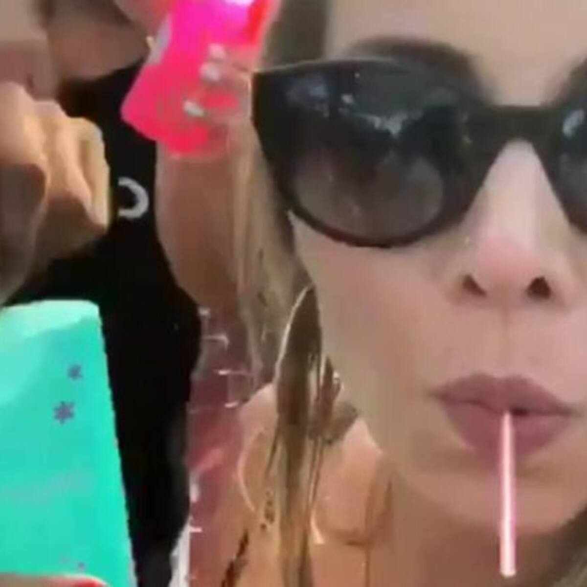 Mujer por casualidad filma a un hombre que mete droga en su copete