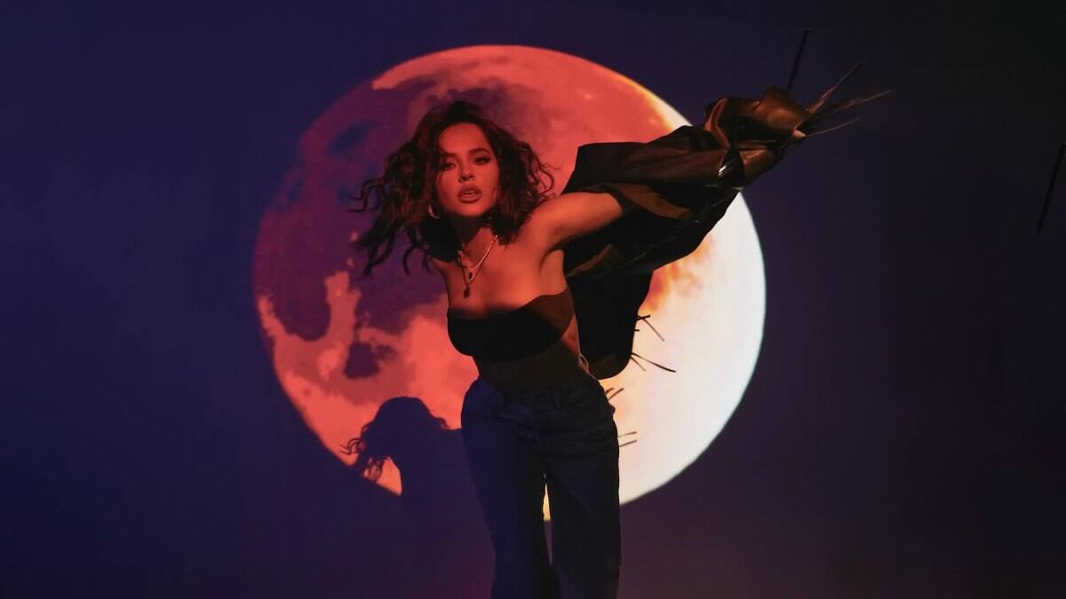 Becky G lanzó su nueva canción «Bailé con mi ex» de su próximo álbum «Esquemas»