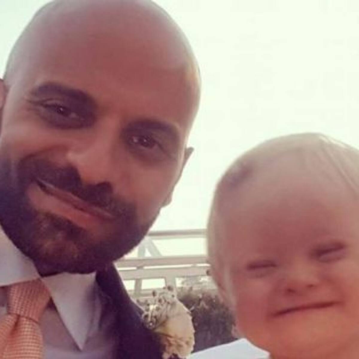 Hombre gay adopta a una niña con Síndrome de Down que fue rechazada por más de 20 familias hetero