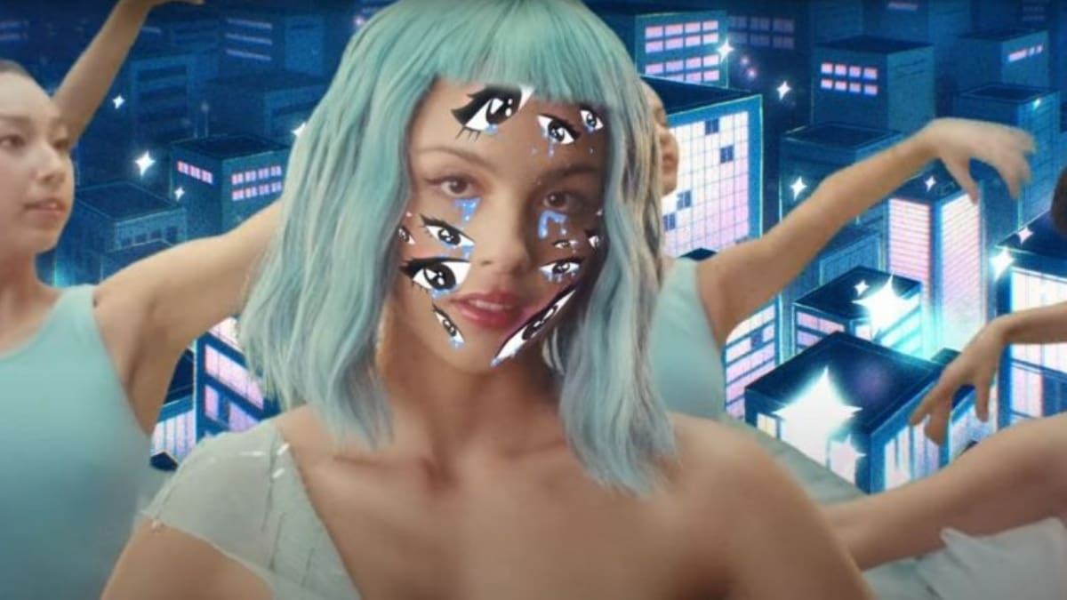 Olivia Rodrigo sorprende y encanta a sus fans lanzando su nuevo videoclip «Brutal»