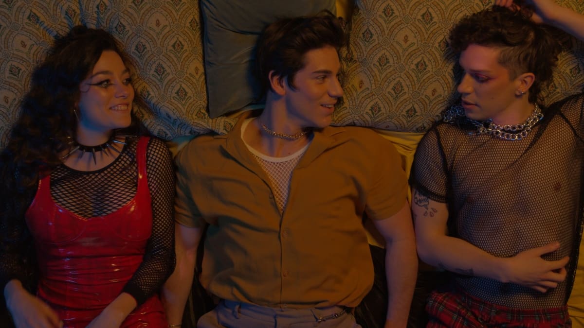 Lucas Piraino lanza video de «Cinco Minutos» con participación de Alonso Quinteros y Catalina Casteblanco