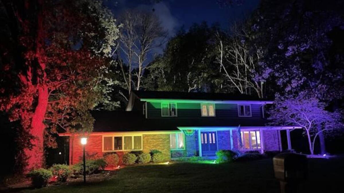¡Brillantes! Pareja ilumina su casa con colores de la bandera del Orgullo LGBTQ+