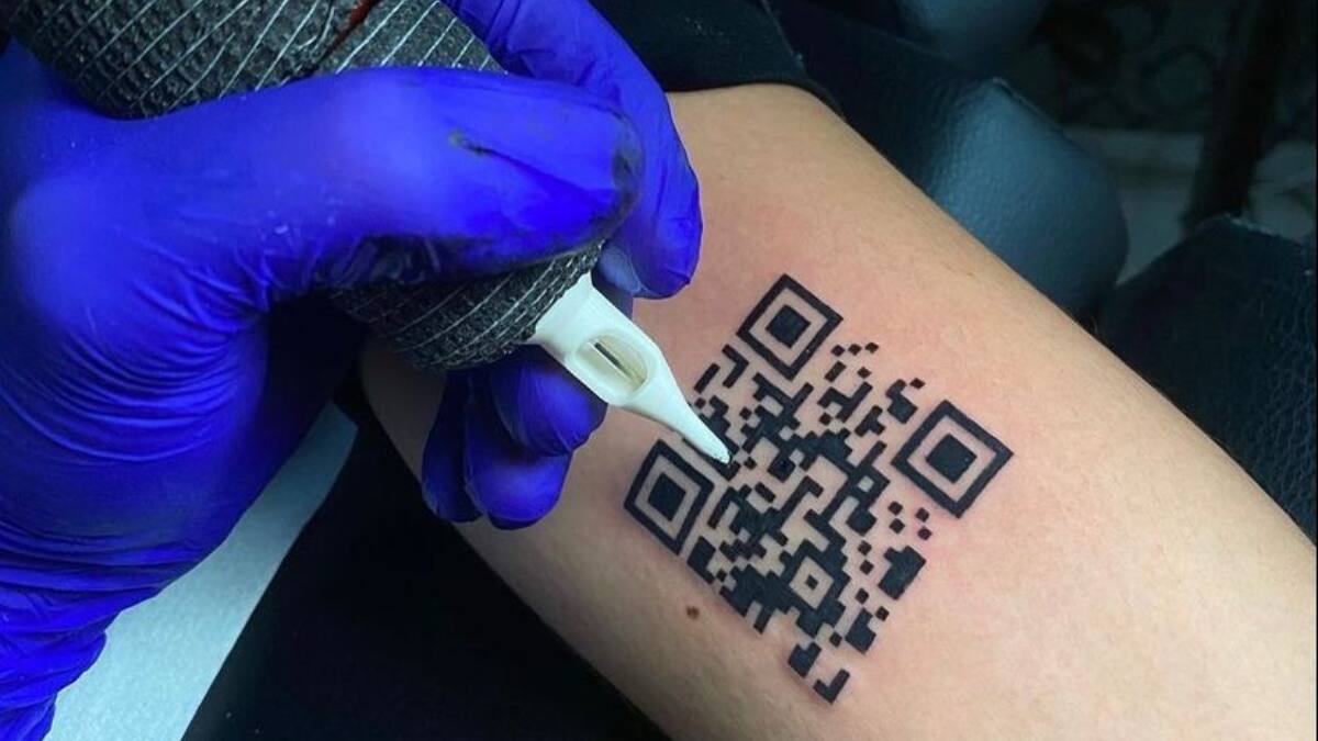 «Escaneable»: Joven italiano se tatúa pasaporte sanitario en el brazo