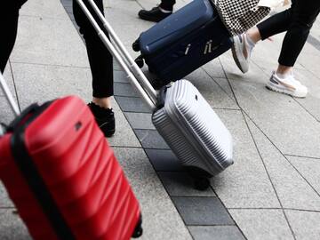 Año Nuevo 2025: ¿Para qué sirve salir a pasear con maletas?